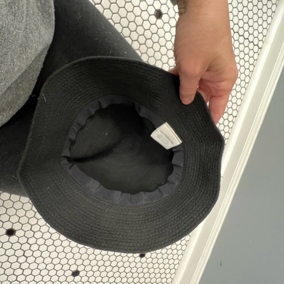Liz Claiborne hat - Picture 4 of 6